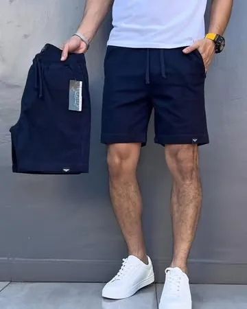 Bermuda engomada azul marino, puesta
